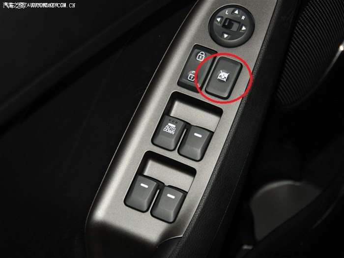 图中红圈那个后排车窗锁