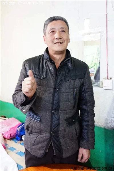 留我借宿的是这位李大爷,一个退休的中学老师,人非常好!