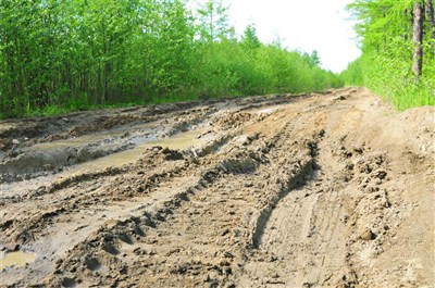 这10公里烂路有4个这样泥坑有两个冒办法乘客车直接托底过去