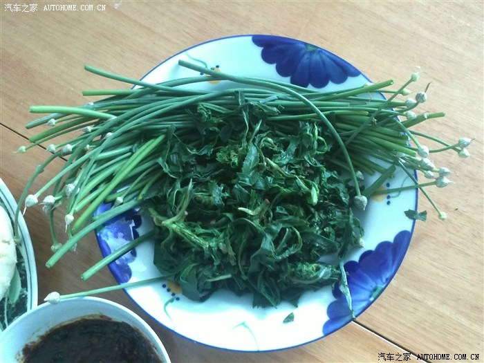 2.野蒜苔,就小根蒜的苔,还有取麻菜略微炒一下.