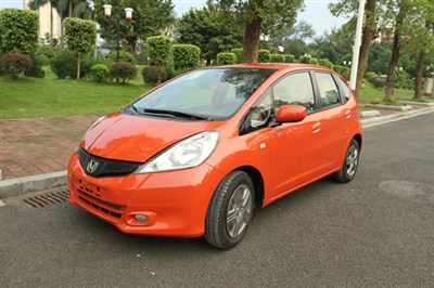 不容易,日常开销不小还要还房贷,银子就这么点,还是想买最好的,在致炫