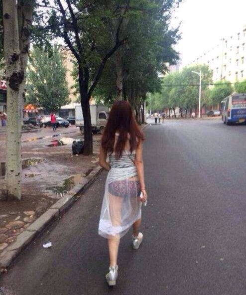 今天大街上碰到一美女好喜欢她穿的衣服