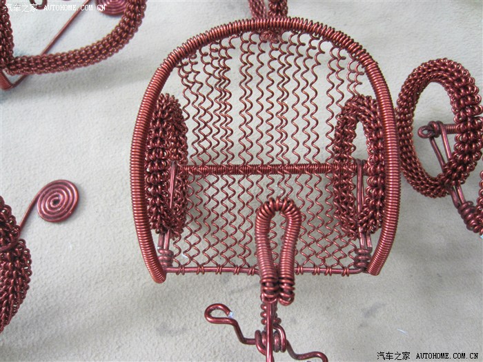 民间艺人用钢丝编制工艺品