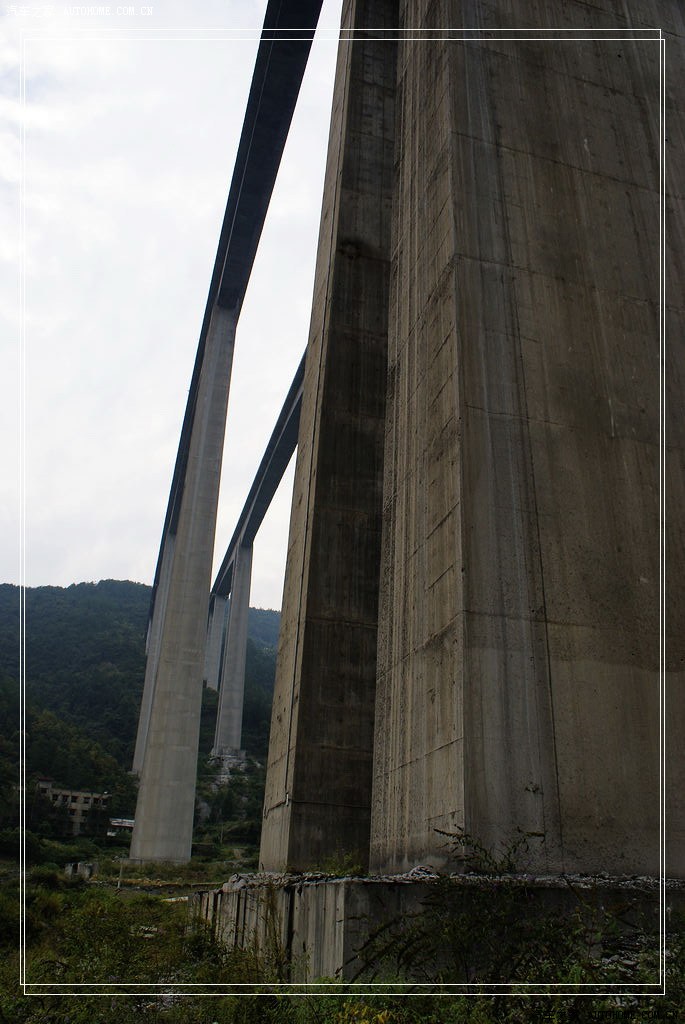 世界最高桥墩 g50,樃坪——野三关段. 这是世界最高的桥墩,高达196米.