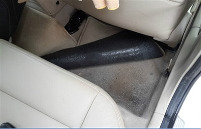 求助:右后座脚垫下好多水_福克斯论坛_手机汽车之家