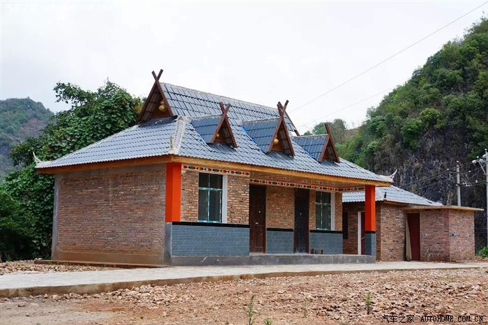 这是典型的拉祜族民居,比一般的农村住房漂亮多了
