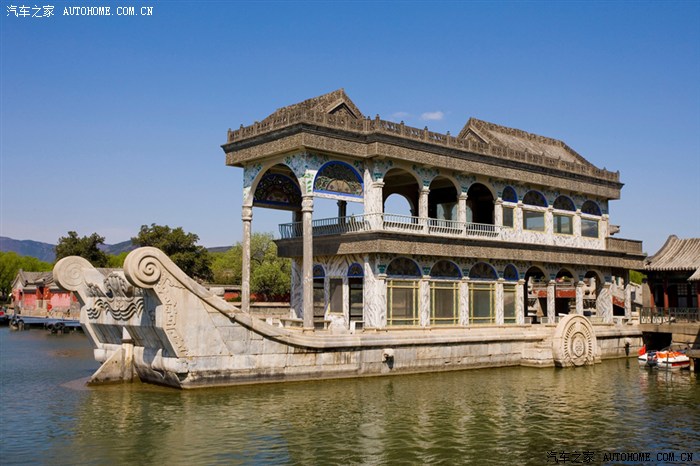 石舫是颐和园著名的建筑,舫就是船的意思.