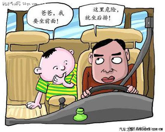 车窗外 孩子在行驶的车将头伸出窗外,非常危险的行为