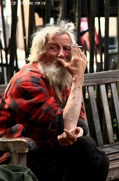 烘托出种永恒感个须老头坐在墓旁椅抽烟乞丐还哲学家谁知道在这个有