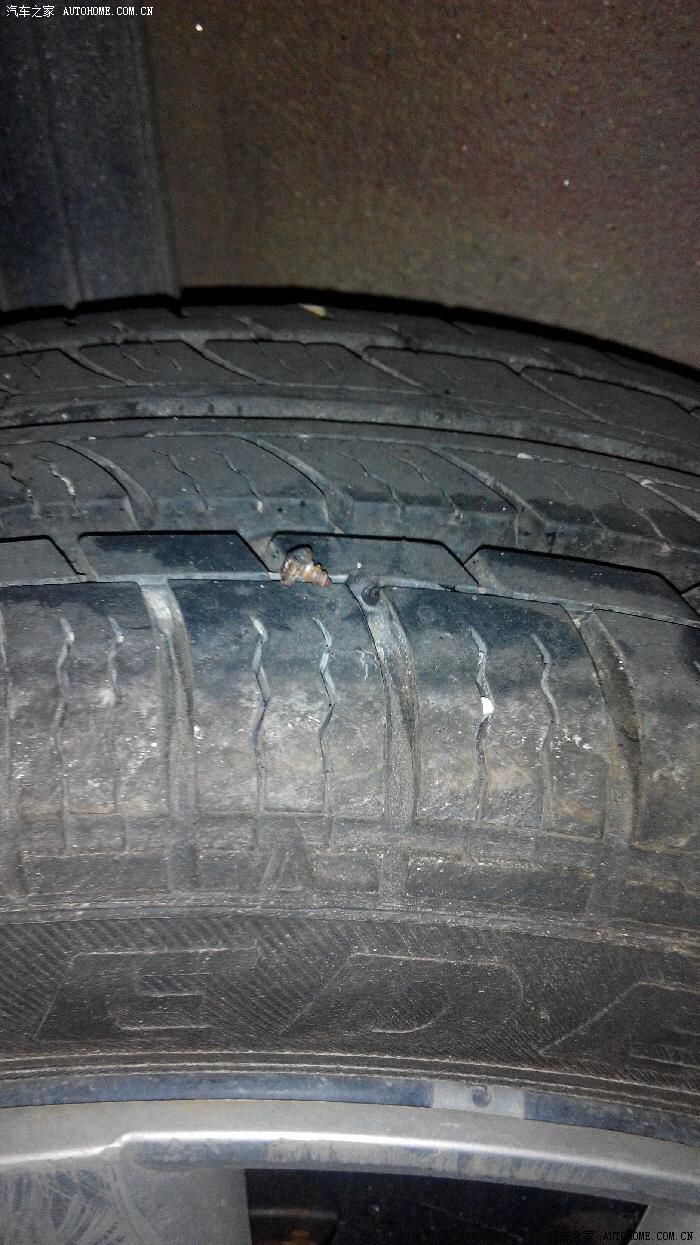 晚上发现两个后胎扎到钉子要换胎吗?还能走现在.