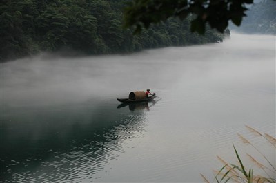 大浪滔天小舟行藏机图图片