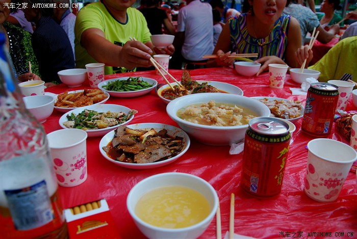 老表办酒碗吃坝坝酒看节目去感受乡村文化和饮食
