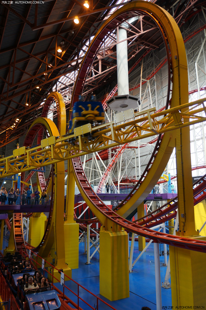 一进去,速度超快的室内过山车!