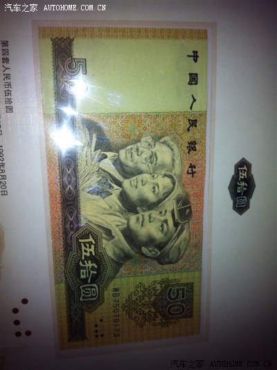 走来的人民币图片