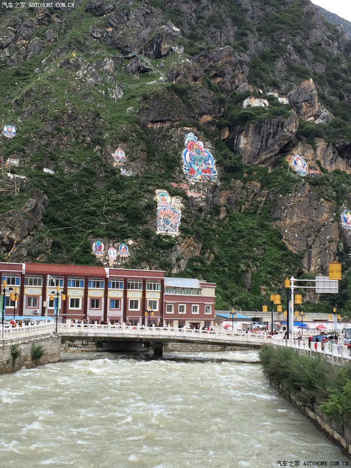 康定郭达山,山体上的罗汉造型各异,五彩绚丽!