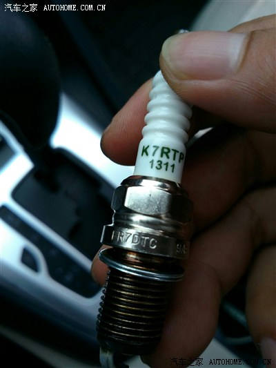 今天去拆了火花塞,原厂型号是k7rtp,单铂金的.还算可以.