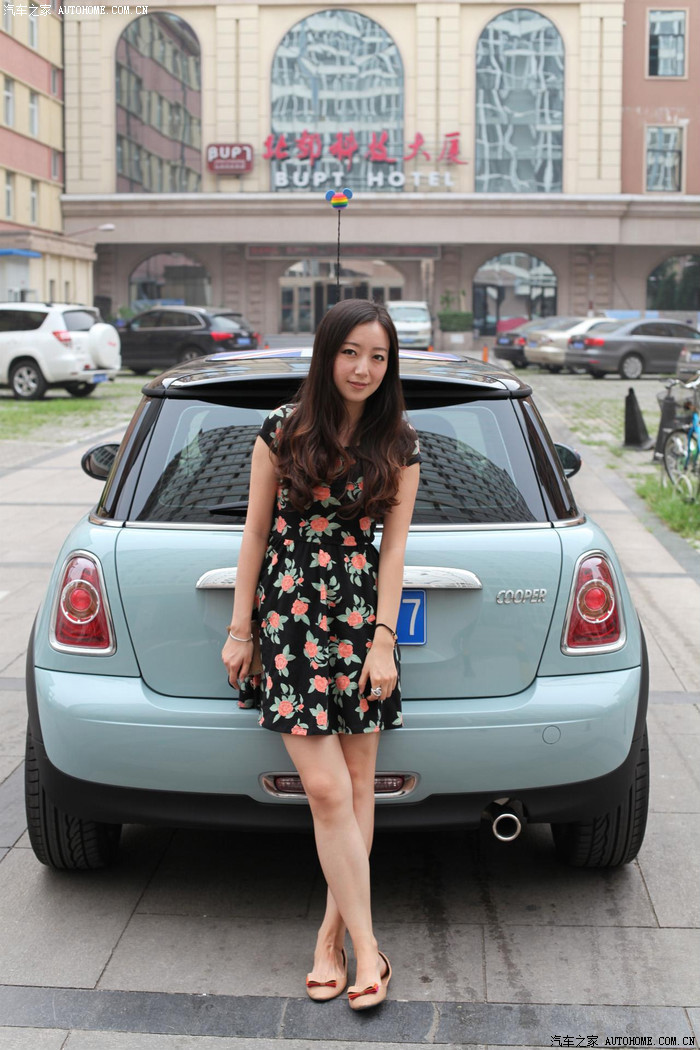 媳妇当车模怀旧是一种方式复古是一种态度逆势提老款mini