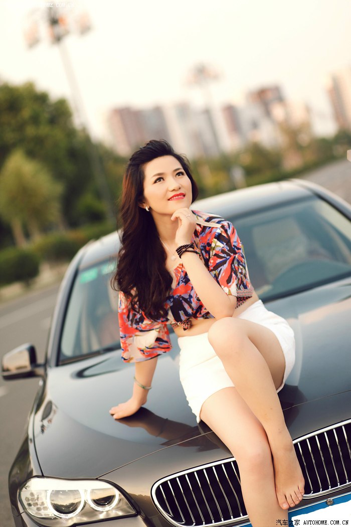 媳妇当车模冰城盛夏漂亮媳妇气质写真