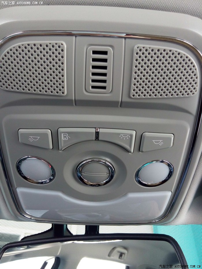 中控灯光:实用,但开会就发热.