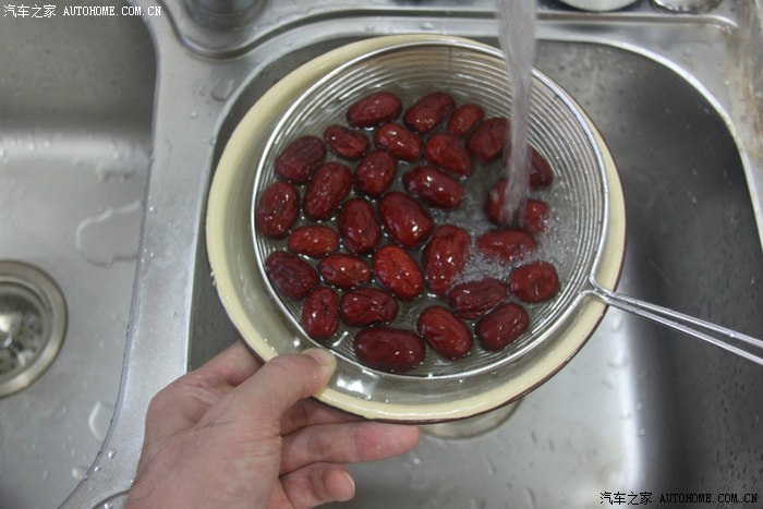 图描述:清洗剁好鸡块.