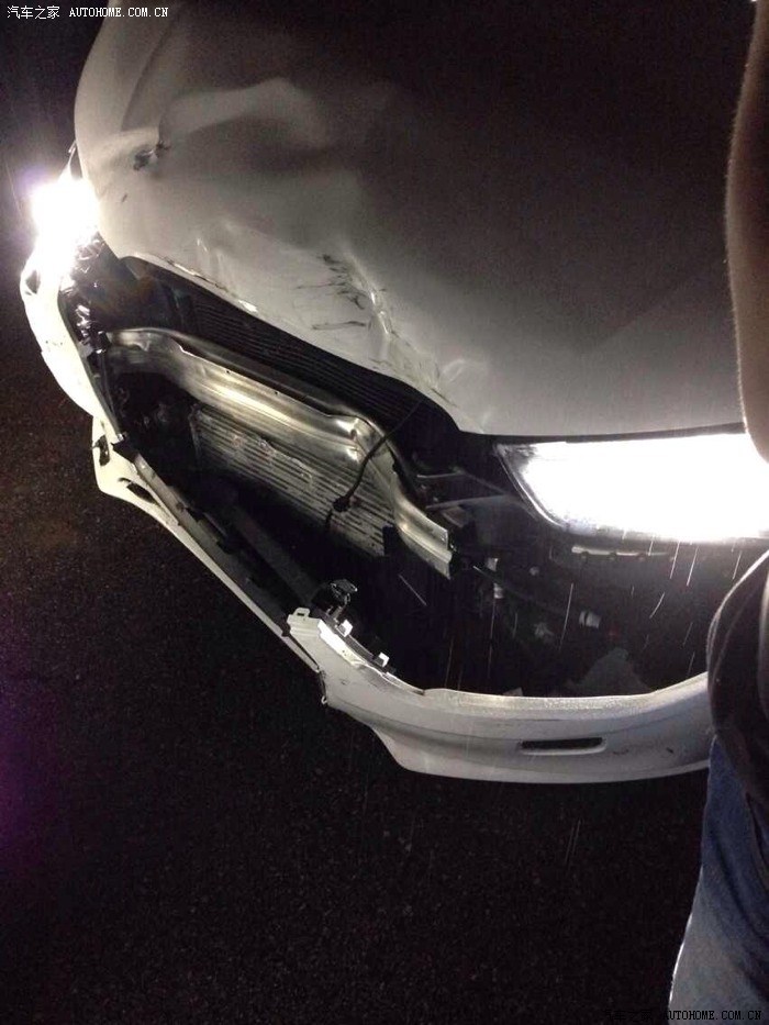 【图】求安慰,车头撞的严重,求高手看下什么情况_奥迪a4l论坛_汽车之