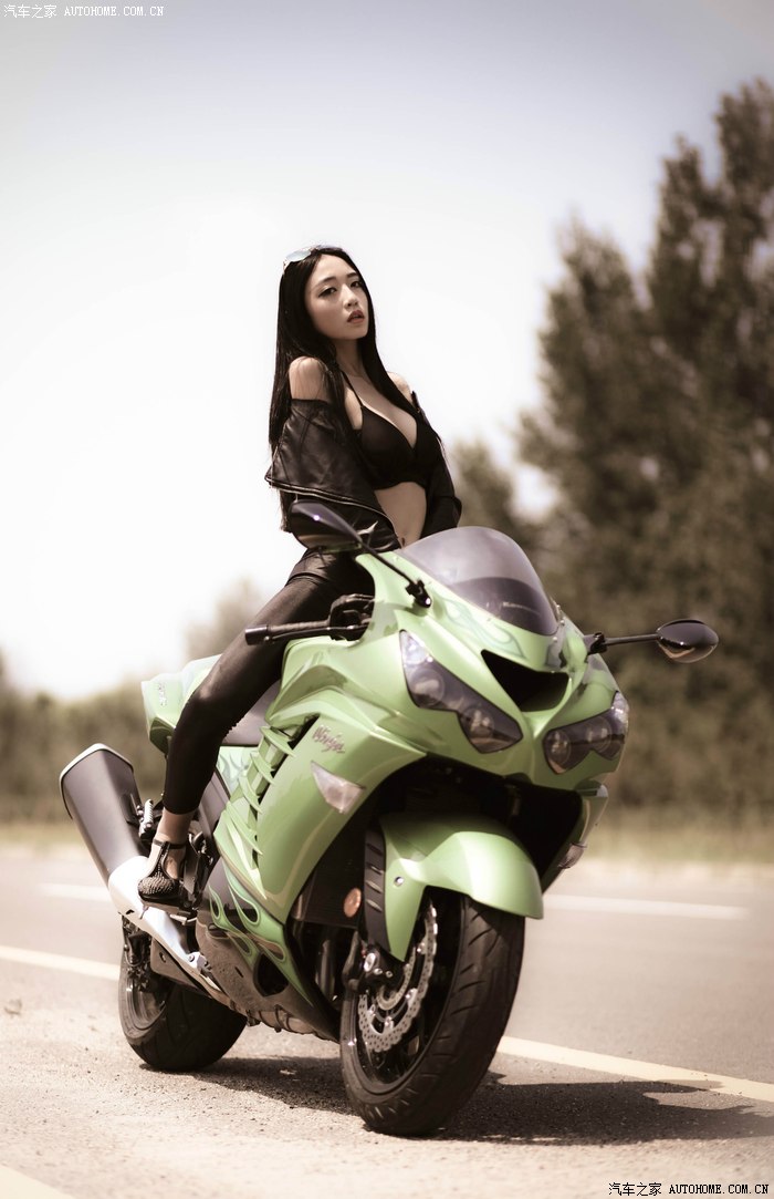 美女摩托车竖屏壁纸图片