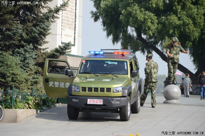 哈尔滨中央大街有多辆北京40敞篷特警车