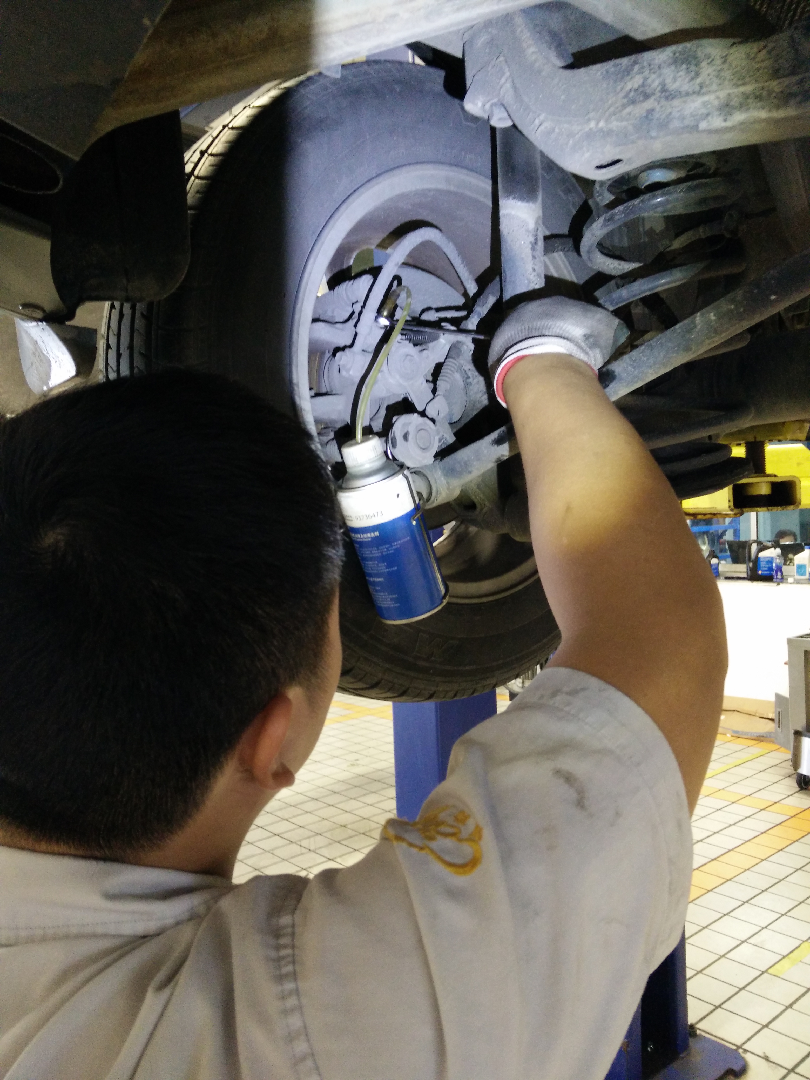 后轮放油的位置