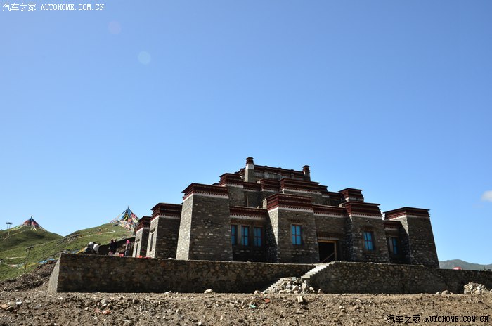 德方向走s101省道,在贵德收费站前拐向塔尔木方向翻越海拔3820m的拉鸡