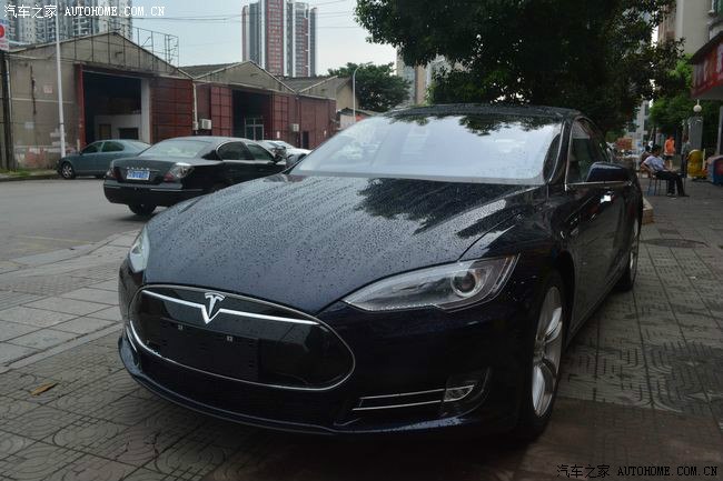 长沙靓车会芙蓉店蓝色特斯拉金刚镀膜施工作业