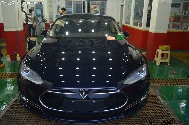 长沙靓车会芙蓉店蓝色特斯拉金刚镀膜施工作业