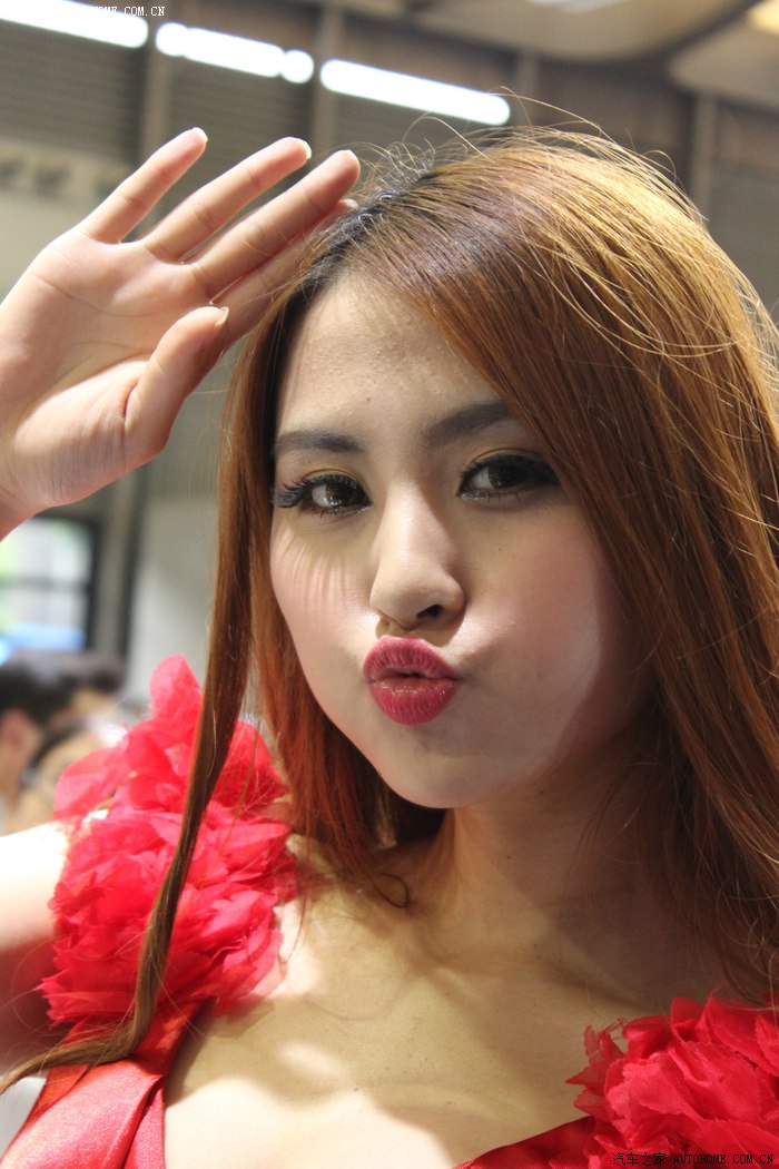 一个做了各种诱惑动作的车模