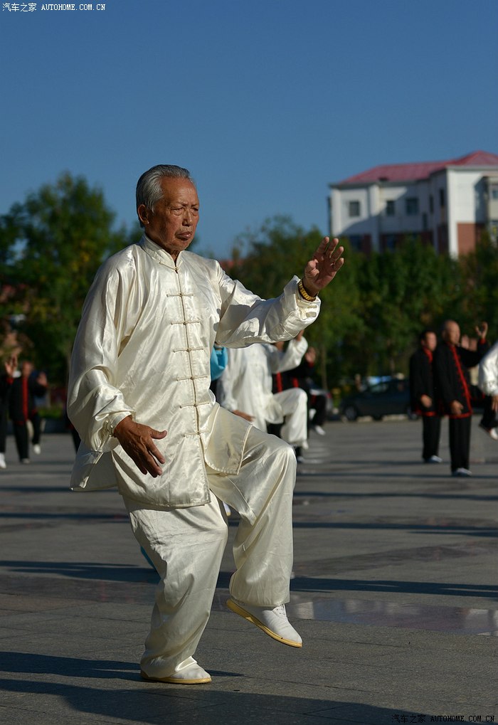 八旬老人练太极