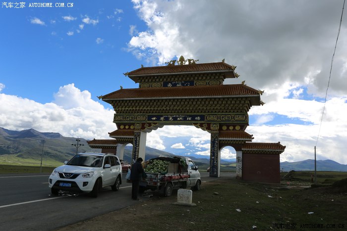 牌坊---理塘的标志,也是网友必发的一张照片.
