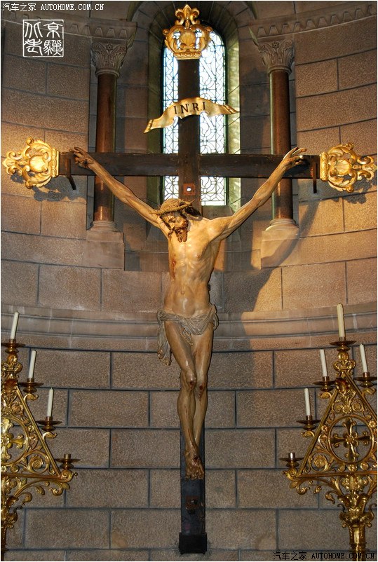 摩纳哥大教堂内的耶稣受难像.