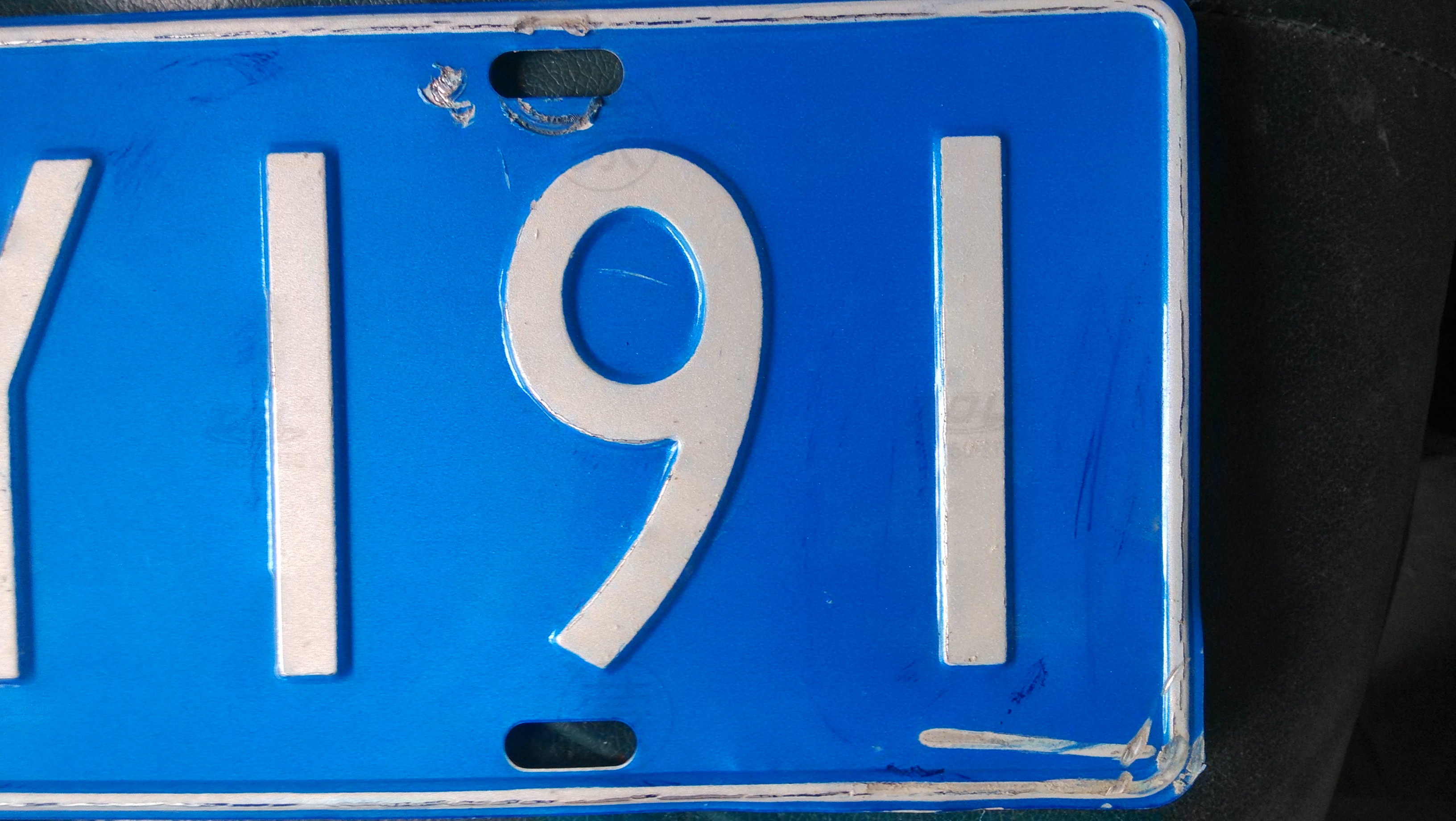 车牌照划了!怎么处理啊?上螺丝的地方是拆牌照时钣金师傅弄的!