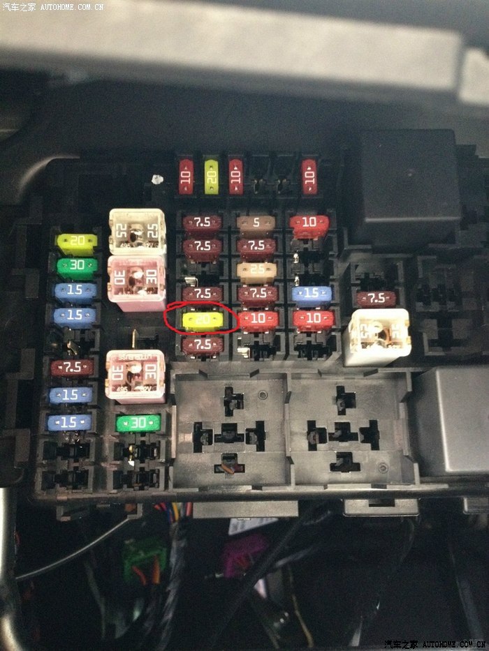 12楼发表于 2014-9-21 21:05:43 这个是点烟器的保险丝,拧开钥匙才有