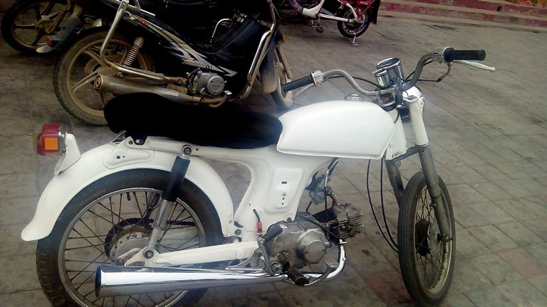 看到一台老爷车86年嘉陵本田jh70两轮摩托车
