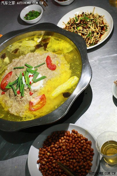 胡记肉饼鸡 位于龙里县人民路我们弯拐才找到这家老字号 当特色美食就