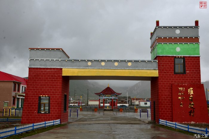 18.40  终于到达花石峡镇,迎接我们的是倾盆的暴雨.