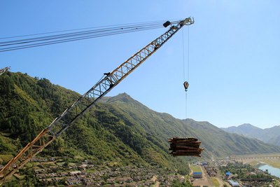 这种古老木材运输方式只有在鸭绿江还能看到白山区森林资源分丰富早