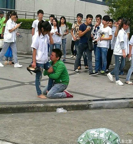 高跟鞋抡起啊,裤子都差点给扯掉了还不发飙