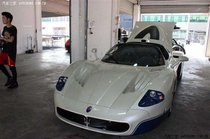 白色恩佐帕加尼zondarhuayra玛莎拉蒂mc12hypercar赛道记录