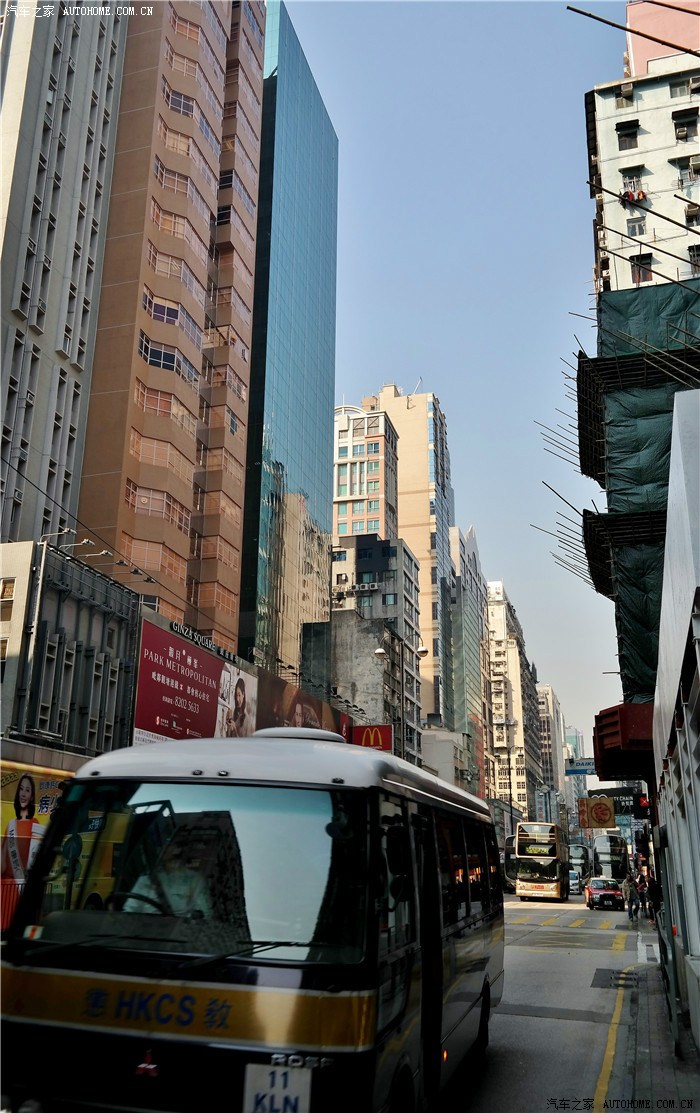 香港旺角商业街拥挤的高楼拥挤的人拥挤的道路汽车流
