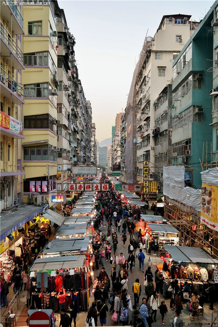香港旺角商业街拥挤的高楼拥挤的人拥挤的道路汽车流