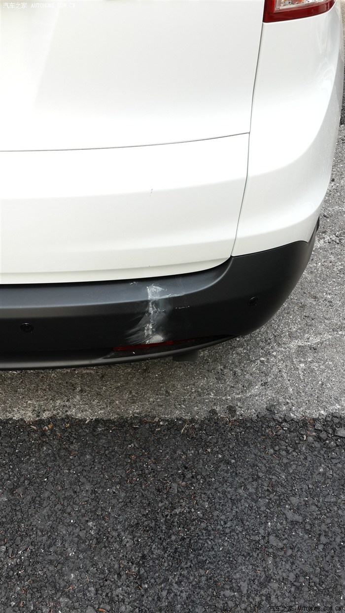 在小区倒车把后保险杠给撞裂了要不要进保险让4s店维修呢