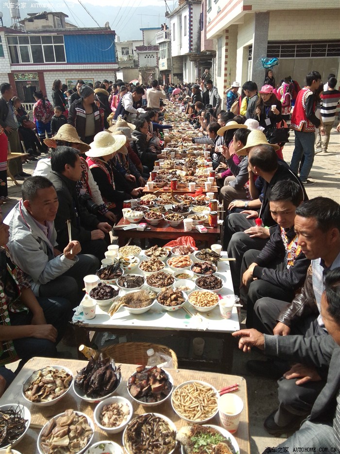 哈播长街宴体验不一样的民俗文化