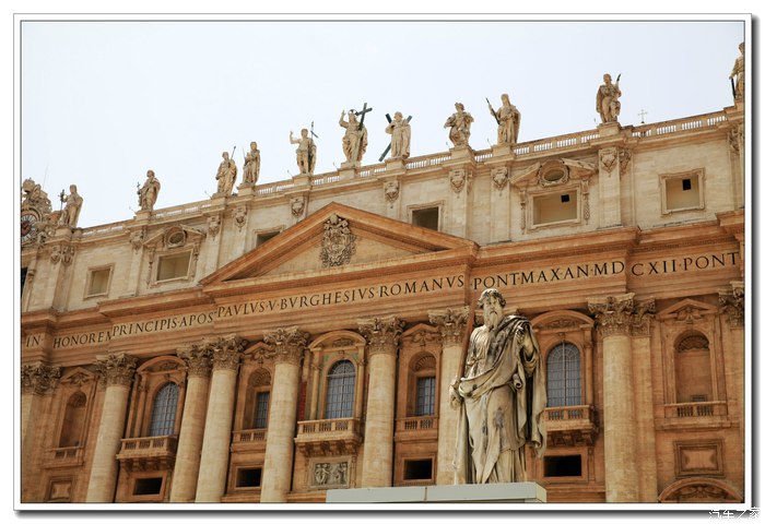 圣彼得大教堂门口的圣保罗像
