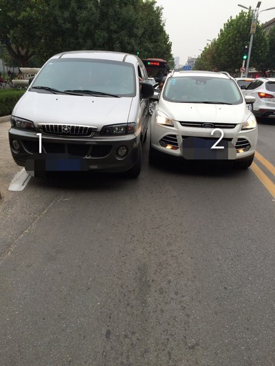 同行方向的两辆车在超车时刮碰,怎么划分责任