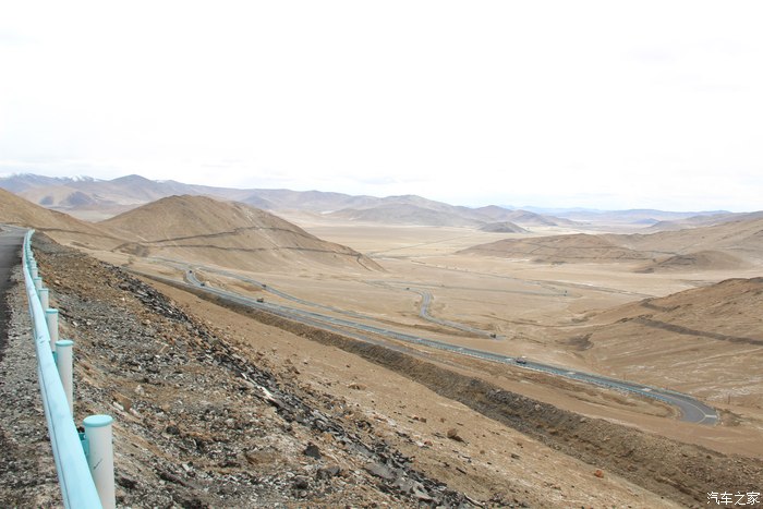 海拔5000米的奇台达坂垭口,前面是部队的车队!